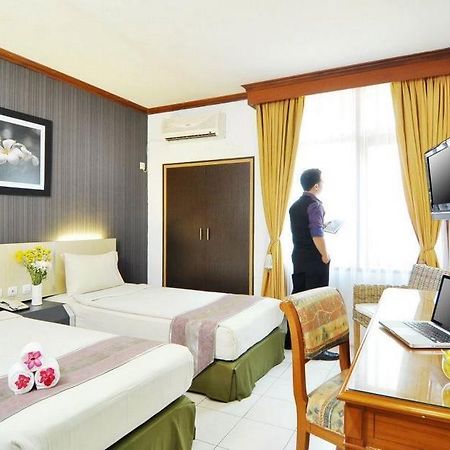 Hotel Cirebon Plaza Сиребон Екстериор снимка